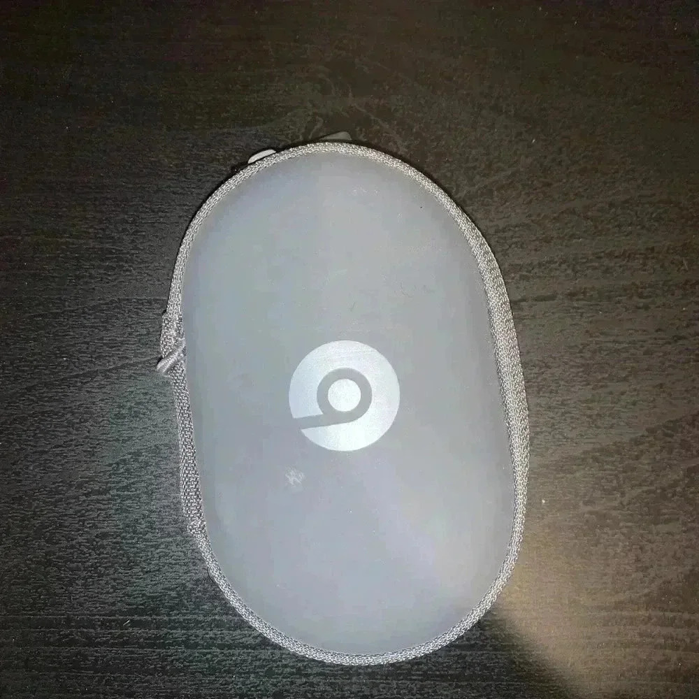 Powerbeats wireless Headphones - Picture 2 of 3